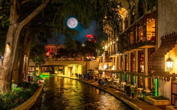 Book affordable flight tickets to San Antonio
